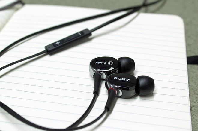 Modern bir aksesuar - kulaklıklar Sony